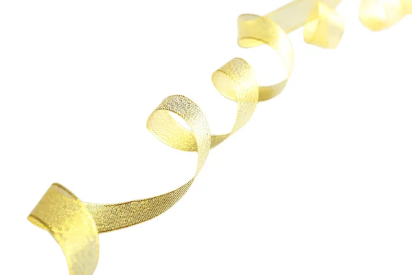 Золотая кудрявая лента, изолированная на белом — стоковое фото