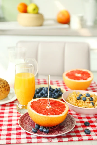 Healthy breakfast with fruits and berries on table in kitchen — Stock Photo, Image