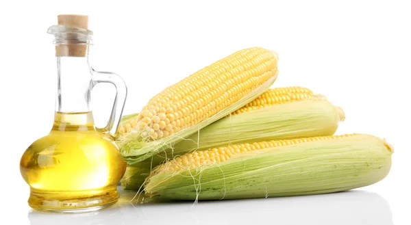 Maïs frais avec bouteille d'huile isolée sur blanc — Photo