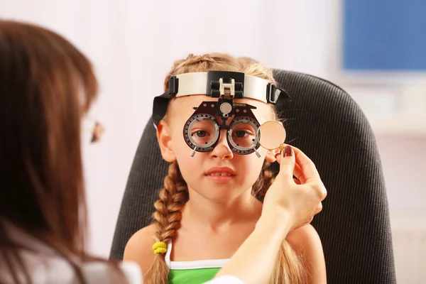 Молода дівчина проходить тест на око — стокове фото