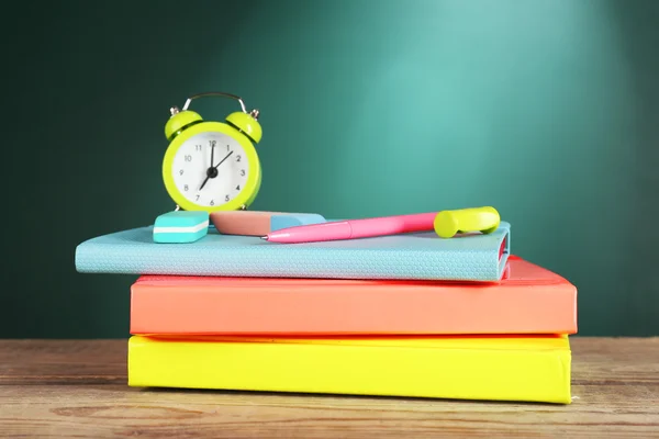 Terug naar school sjabloon op groene schoolbord achtergrond — Stockfoto