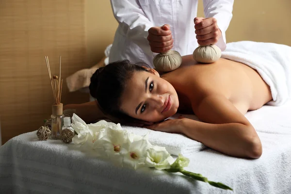 Jovem na mesa de massagem — Fotografia de Stock