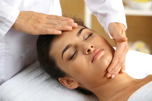 Mujer joven en salón de spa de belleza — Foto de Stock