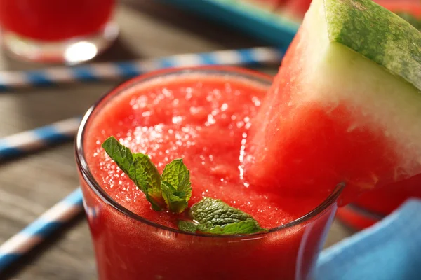 Glass of watermelon juice on wooden table, closeup — Stock Photo, Image