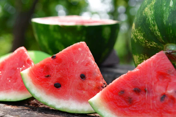 Fresh watermelon on stump of tree, closeup — Stock Photo, Image