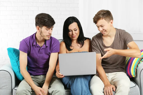 Glückliches Familienporträt auf dem Sofa — Stockfoto