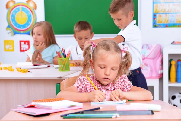 Gruppo di bambini in classe — Foto Stock