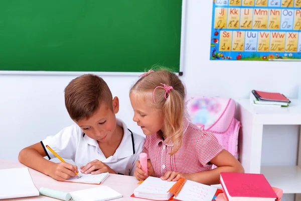 Kleine Jungen und Mädchen im Klassenzimmer — Stockfoto