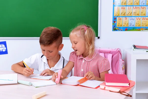 Liten pojke och flicka i klassrummet — Stockfoto