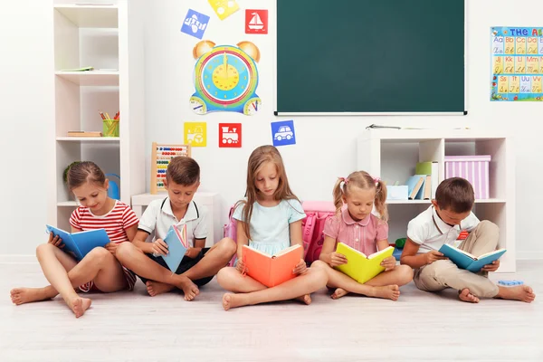 Rij van kinderen in de klas — Stockfoto