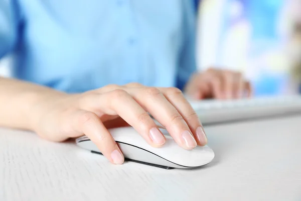 Mão feminina com mouse de computador — Fotografia de Stock