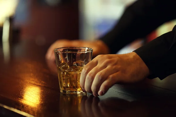 Mano maschile sul bancone del bar — Foto Stock