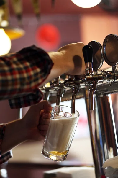 Il barista sta versando birra — Foto Stock