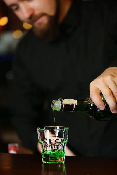 Bartender is pouring liquor — Stock Photo, Image