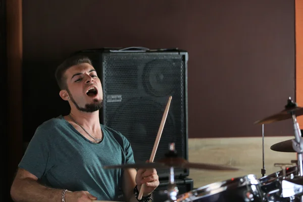 Baterista tocando la batería —  Fotos de Stock