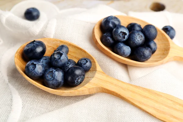 Frische Blaubeeren in Löffeln auf dem Tisch aus nächster Nähe — Stockfoto