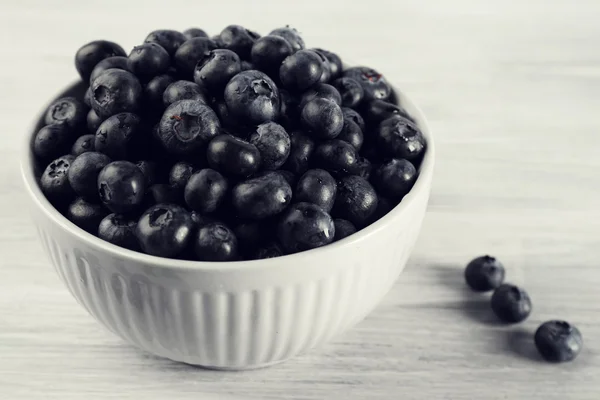 Fresh blueberries in bowl on table close up — Stock Photo, Image