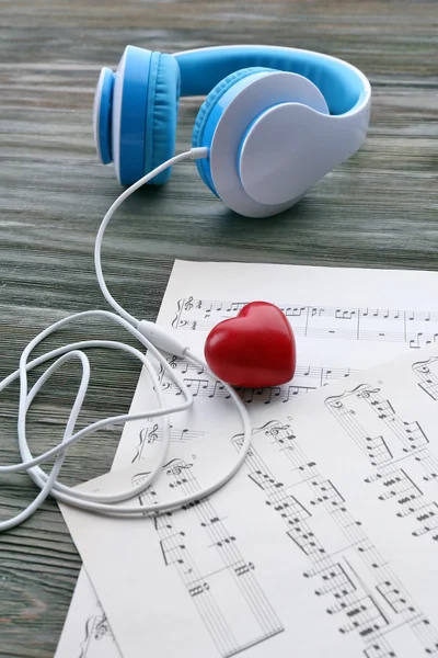 Auriculares y notas musicales — Foto de Stock