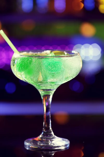 Glass of cocktail on bar background — Stock Photo, Image