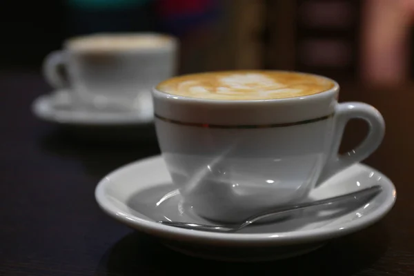 Tasses de café sur une table en bois dans un café — Photo