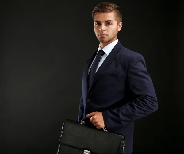 Eleganta mannen i kostym med portfölj — Stockfoto