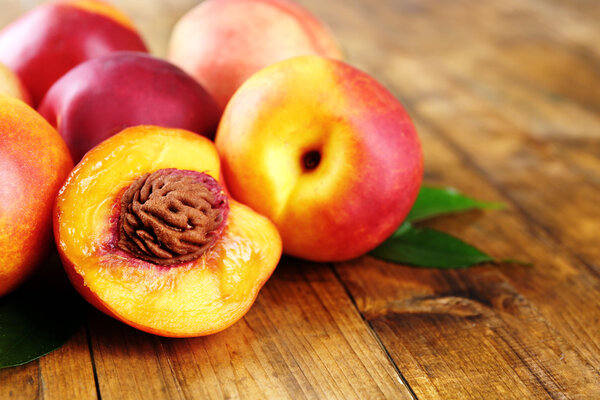 свежие персики на деревянном фоне