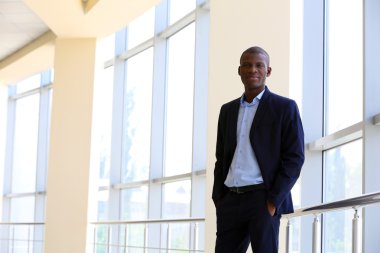 Ofiste yakışıklı Afrikalı-Amerikalı işadamı