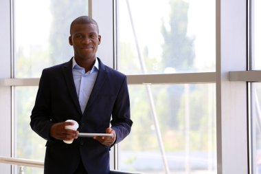 yakışıklı Afrikalı-Amerikalı işadamı 