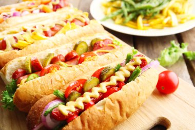 Taze sosis kesme tahtası ve gıda üzerine plaka portre