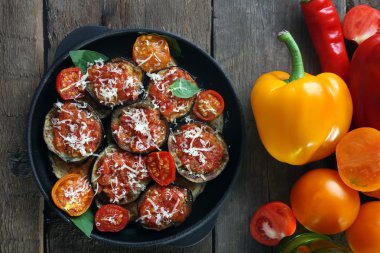 Ahşap masa üzerinde pişmiş ve taze sebzeler