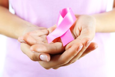 Kadının elinde pembe kurdele