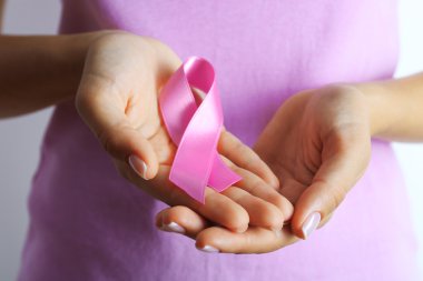 Kadının elinde pembe kurdele