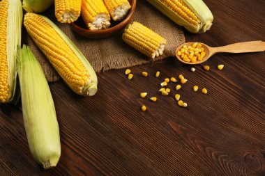 Sivas'tan ahşap arka plan üzerinde olgunlaşmış Mısır