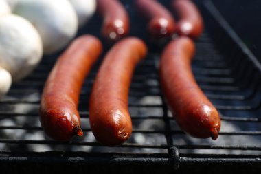 Sosis ve sebze ızgara portre üzerinde