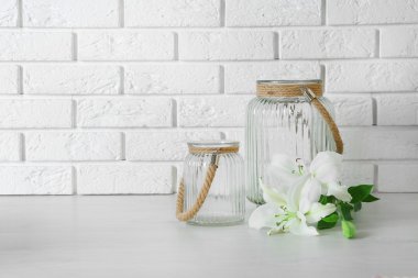 Ev dekorasyonu ve tuğla duvar arka plan üzerinde çiçekler