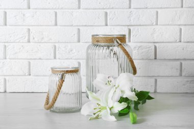 Ev dekorasyonu ve tuğla duvar arka plan üzerinde çiçekler