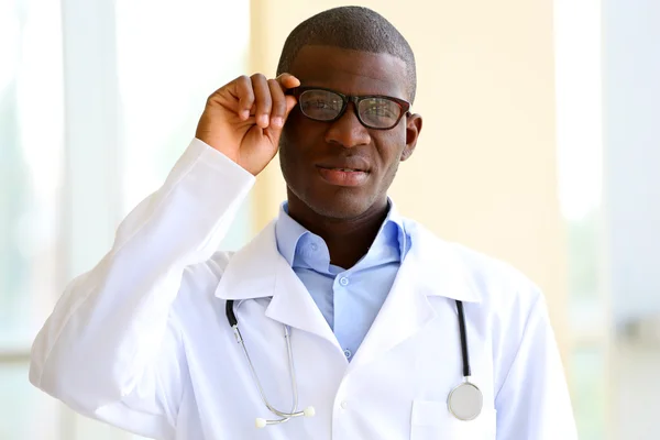 ハンサムなアフリカ系アメリカ人の医者 — ストック写真