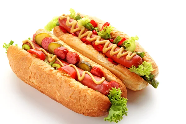 Un paio di hot dog freschi isolati su bianco — Foto Stock