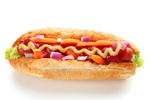 Świeży hot doga na białym tle — Zdjęcie stockowe
