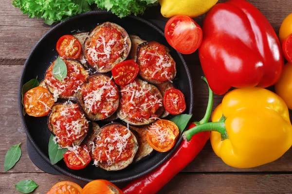 Gebackenes und frisches Gemüse auf Holztisch — Stockfoto