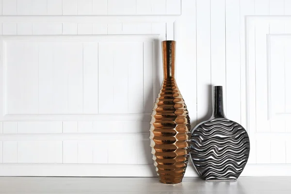 Vases sur fond en bois — Photo