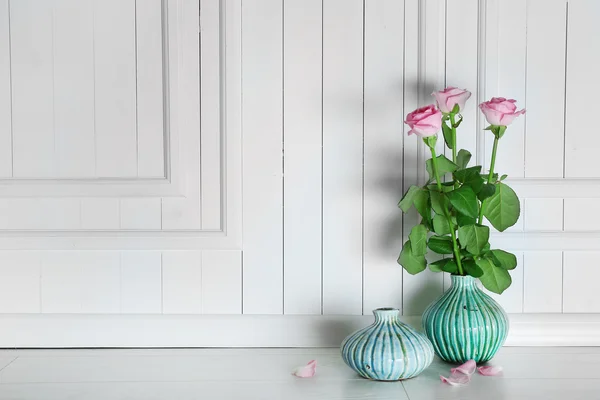 Decoración del hogar y rosas sobre fondo de madera — Foto de Stock