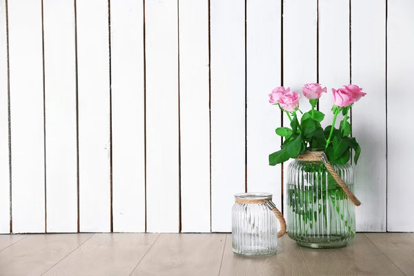 Decoração de casa e rosas em fundo de madeira — Fotografia de Stock