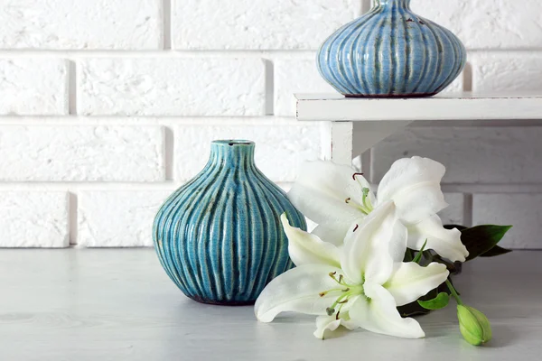 Home decor en bloemen op bakstenen muur achtergrond — Stockfoto