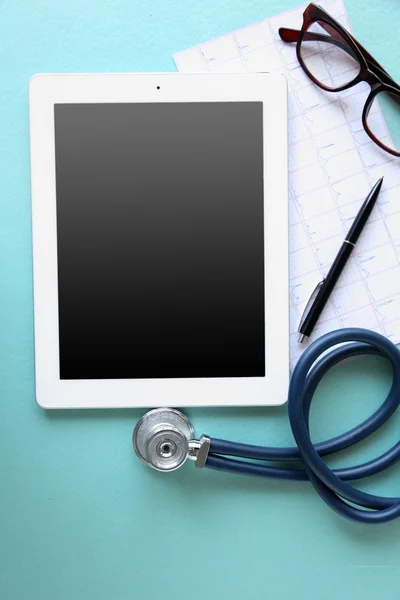 Medical tablet with screen empty screen on blue table — Stock Photo, Image