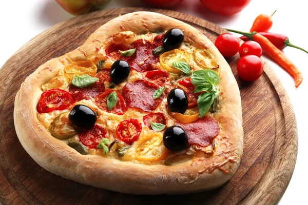 Kalp şeklinde pizza — Stok fotoğraf