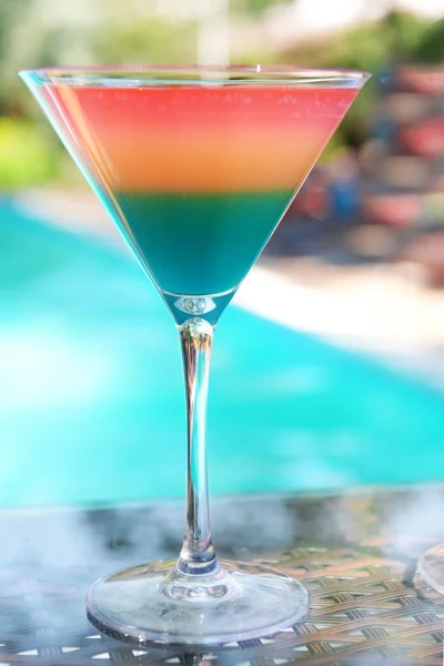 Cocktails on swimming pool background — Stock Photo, Image