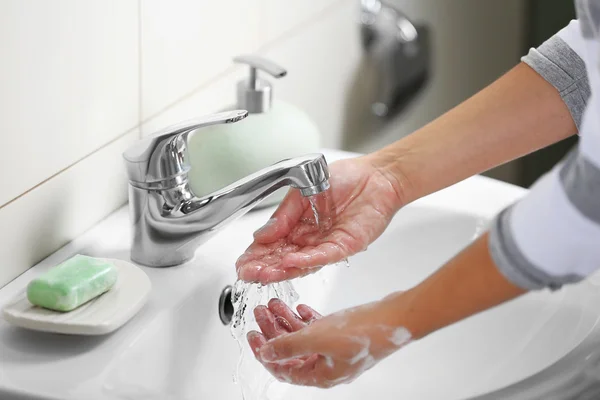 Tvätt av händer med tvål — Stockfoto