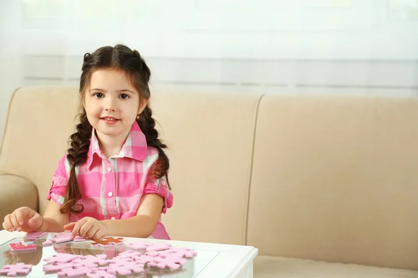 Niña jugando con rompecabezas —  Fotos de Stock