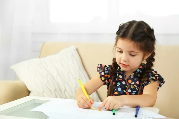 Милая маленькая девочка делает домашнее задание — стоковое фото